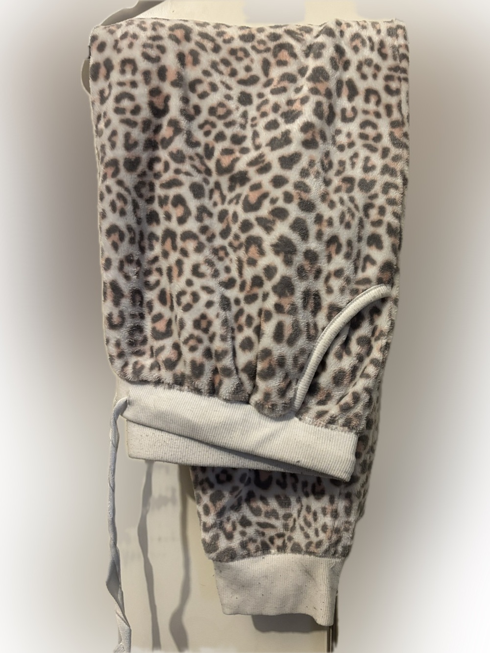 ⭐️ 4 for $25 SALE ⭐️ Ladies’ Leopard Print Cozy Jogger Pants - Pink/Gray